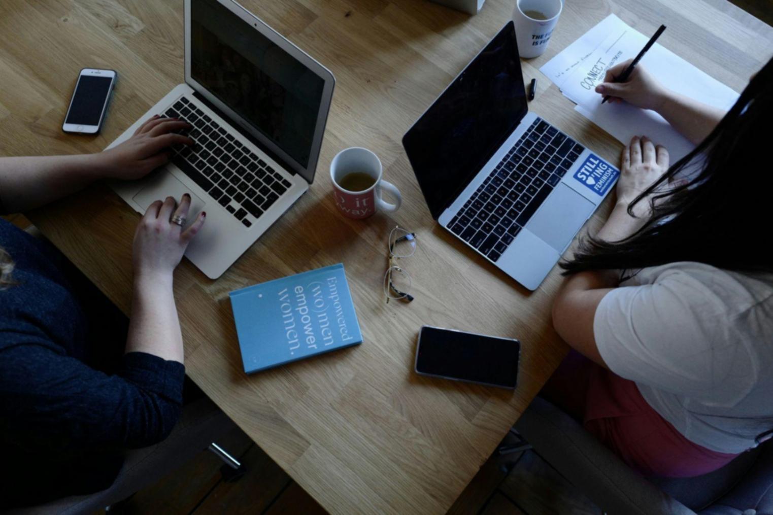 Espace de formation moderne avec équipements technologiques