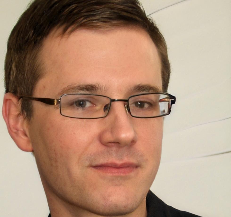 Portrait de Gaëtan Roussel, Directeur Solutions Financières chez heliuomari